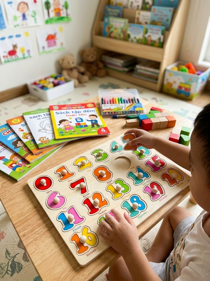Bảng học ghép hình chữ số có núm gỗ