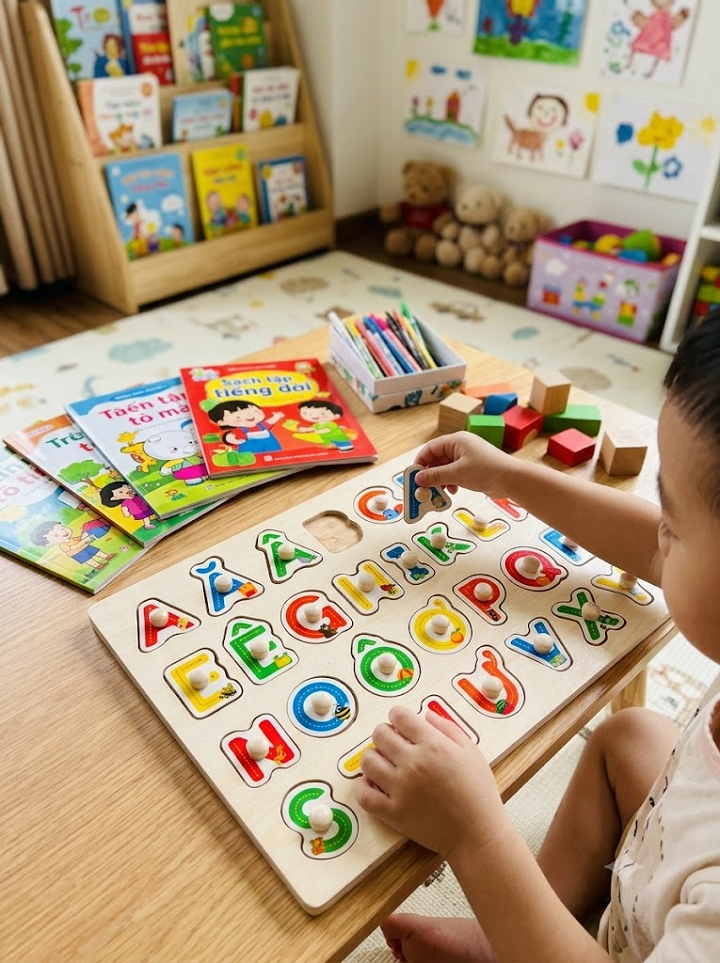 Bảng học ghép hình chữ cái tiếng việt in hoa có núm gỗ