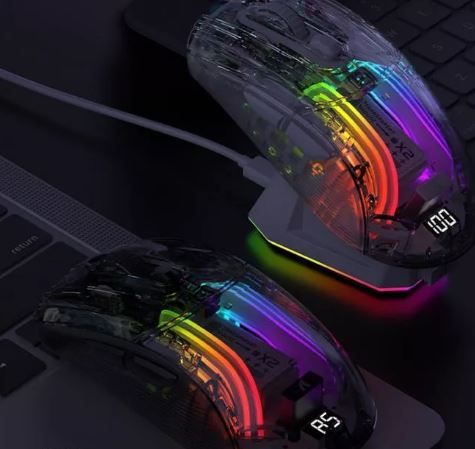 Hai chuột X2 Pro trên đế sạc