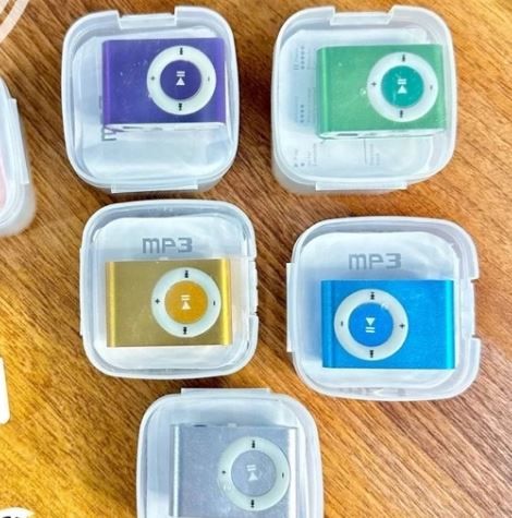 Máy Nghe Nhạc Mp3 Mini Có Tặng Kèm Tai Nghe ( Mẫu Thiết Kế Vuông, Không Bao Gồm Thẻ Nhớ )
