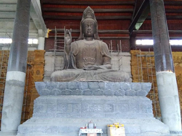 bức tượng quan âm bồ tát đang được xây dựng tại chùa tam chúc