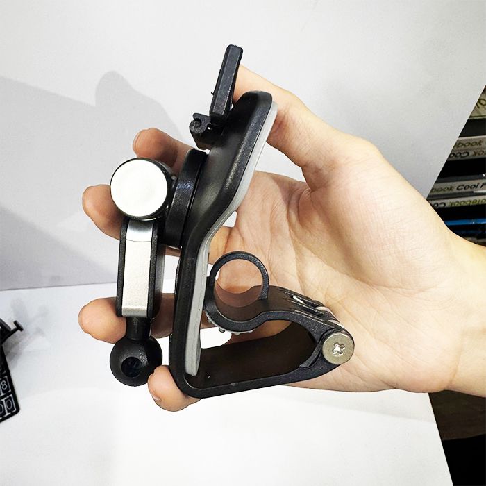 Giá đỡ điện thoại kẹp taplo xe ô tô đa năng tiện dụng xoay 360 độ