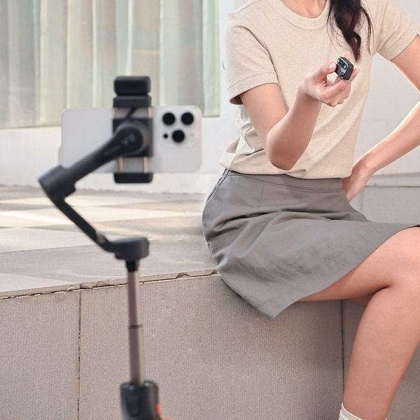 Gimbal chống rung điện thoại Hohem iSteady V3 Ultra có cảm biến AI và bản điều khiển từ xa
