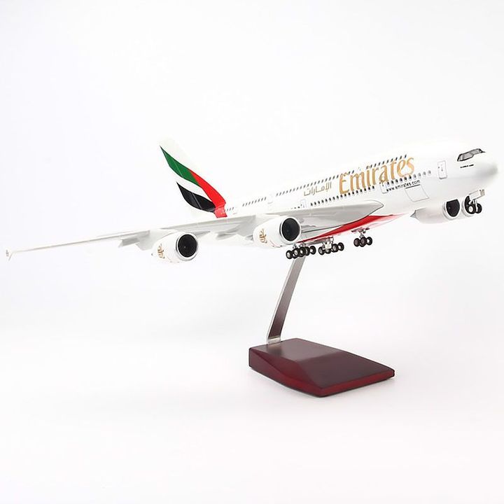 Mô hình Máy bay lắp ghép Emirates Airbus A380 Có đèn led 47cm