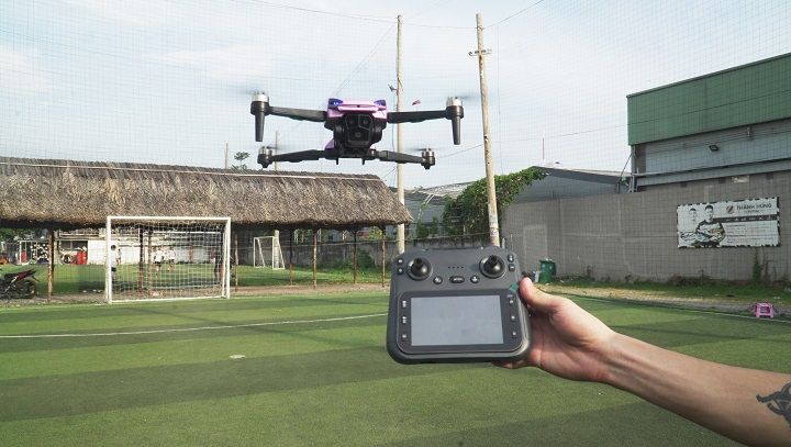 Flycam giá rẻ ZD102S tay điều khiển có màn hình