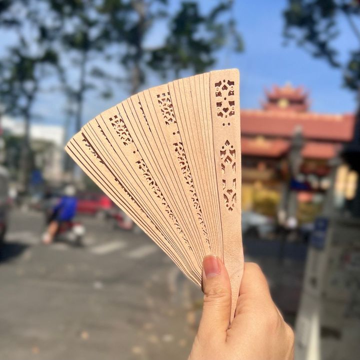 Quạt gỗ xếp, quạt xếp gọn cầm tay