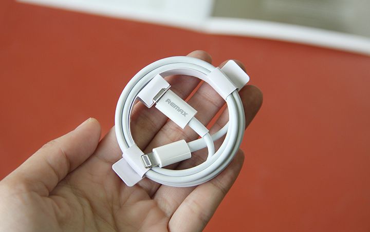 Cáp sạc nhanh 20W Type-C sang Lightning Remax C026