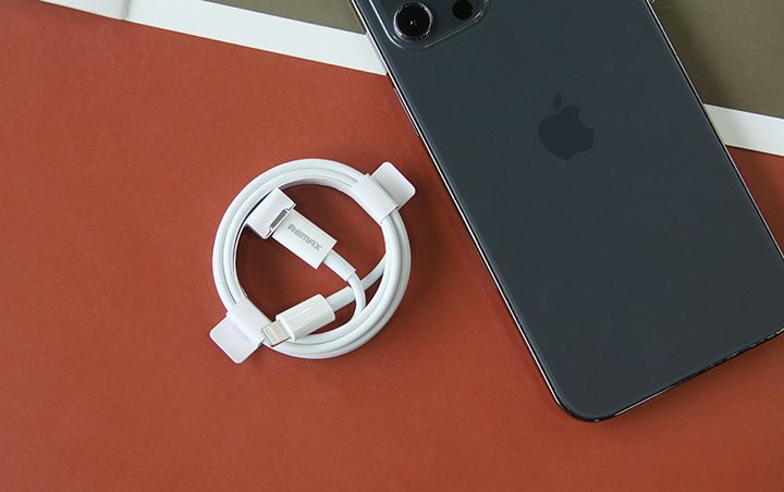 Cáp sạc nhanh 20W Type-C sang Lightning Remax C026