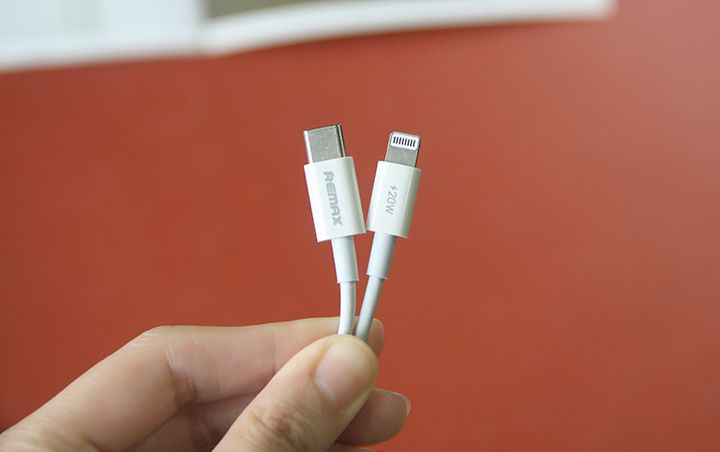 Cáp sạc nhanh 20W Type-C sang Lightning Remax C026