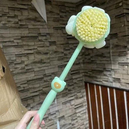 Bàn chải chà lưng 2 đầu hình gấu tạo bọt massage màu xanh lá