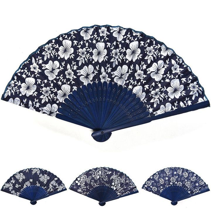 Quạt gỗ họa tiết hoa kiểu dáng xếp gọn cầm tay chụp ảnh