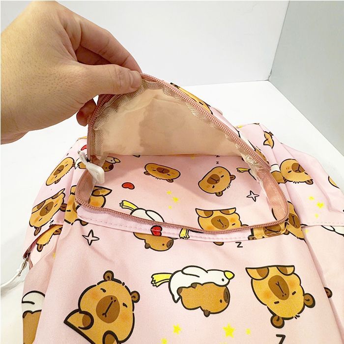 Balo Capybara màu hồng dễ thương kích thước 34*29*11 cm cho bé học mẫu giáo, mầm non và tiểu học