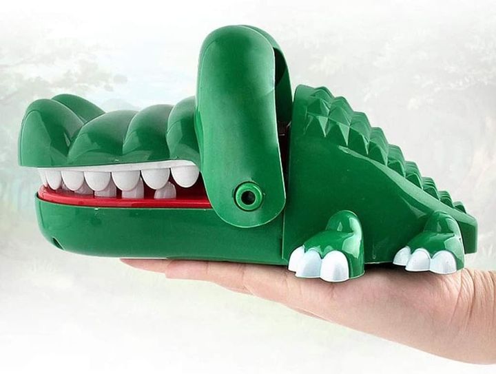 Đồ chơi cá sấu cắn tay loại lớn
