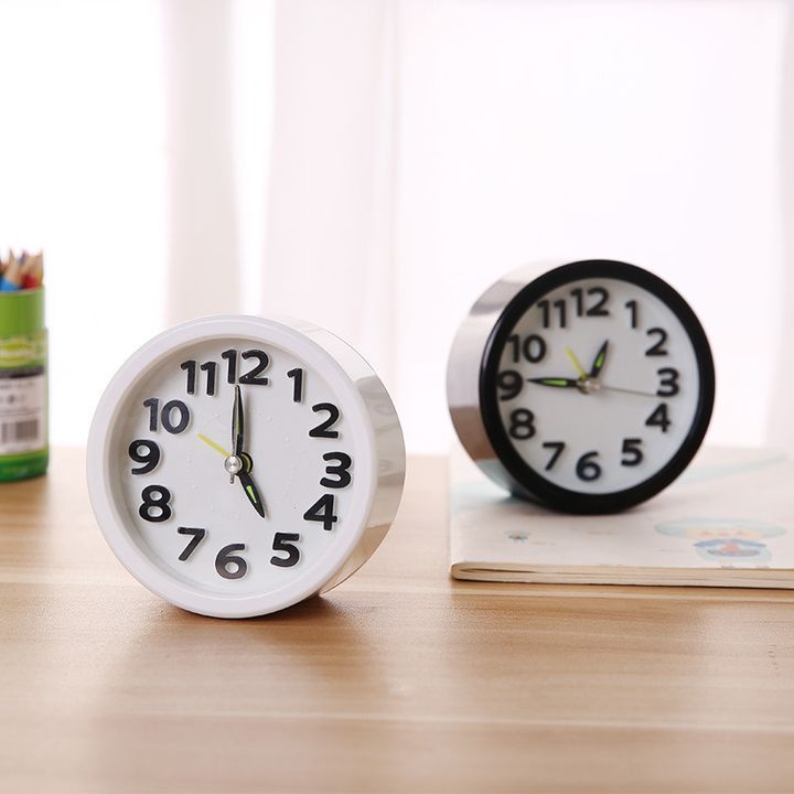 Đồng hồ báo thức hình tròn nhỏ gọn đen trắng
