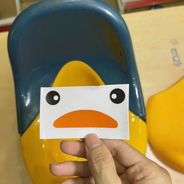 Bô vệ sinh cho bé tựa lưng hình vịt màu xanh đậm dễ thương