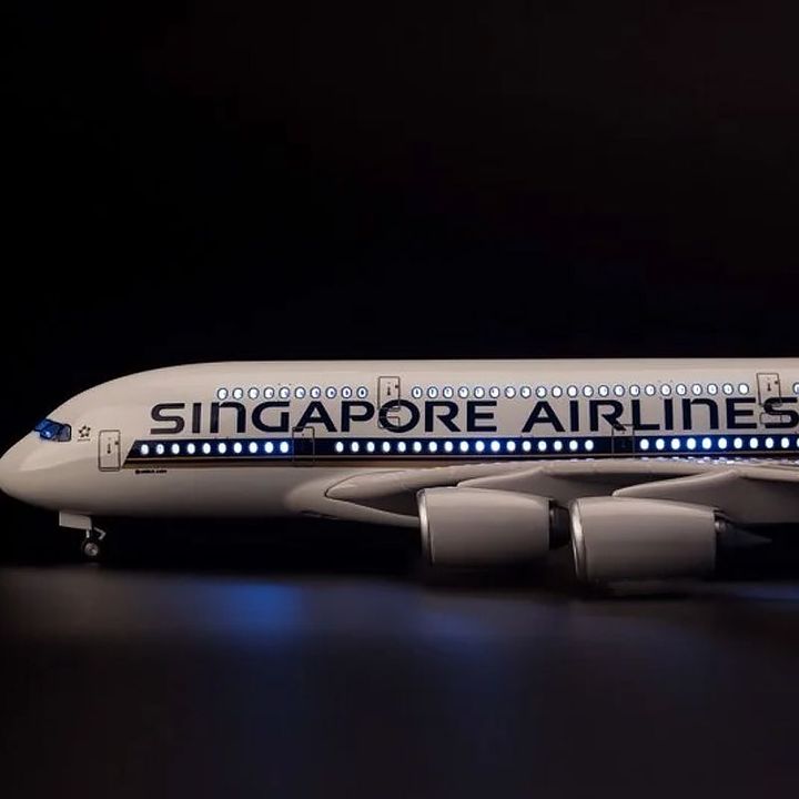 Mô hình Máy bay lắp ghép có đèn Led Singapore Airline A380 47cm