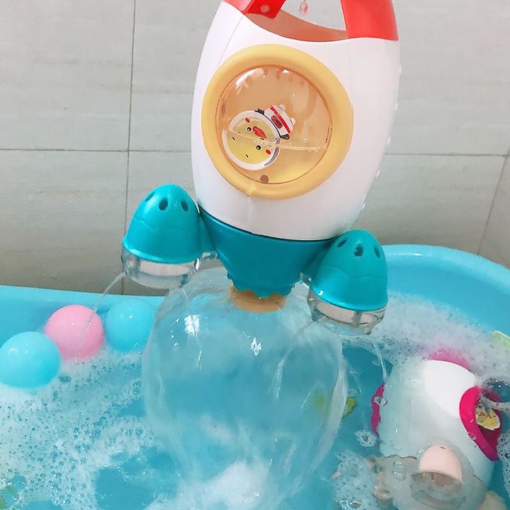 Máy bay phi thuyền đồ chơi nước cho bé khi tắm