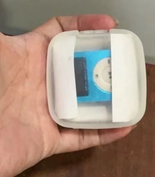 Máy Nghe Nhạc Mp3 Mini Có Tặng Kèm Tai Nghe ( Mẫu Thiết Kế Vuông, Không Bao Gồm Thẻ Nhớ )