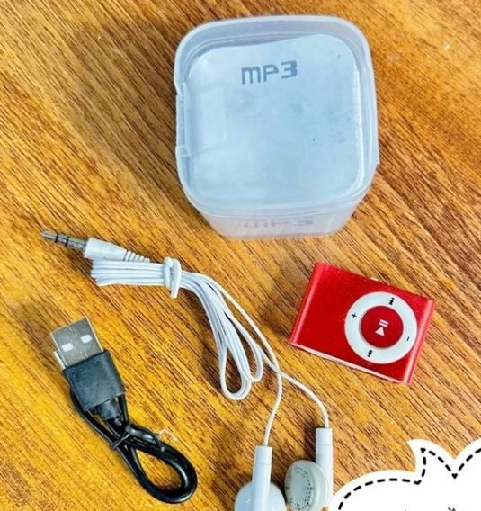 Máy Nghe Nhạc Mp3 Mini Có Tặng Kèm Tai Nghe ( Mẫu Thiết Kế Vuông, Không Bao Gồm Thẻ Nhớ )