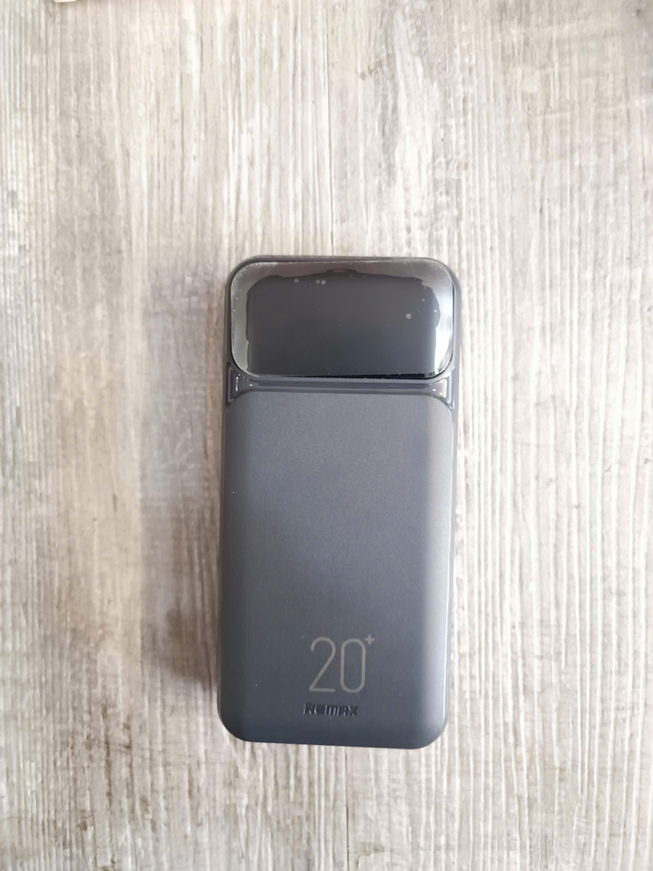 Pin Sạc dự phòng Remax RPP- 686 kèm cáp 2.1A dung lượng 20000mAh