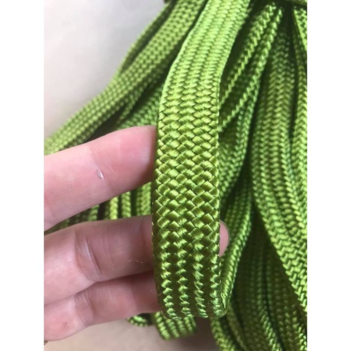 Dây dù xanh bền chắc dùng cột hàng hóa và võng, chiều dài gần 5.5m