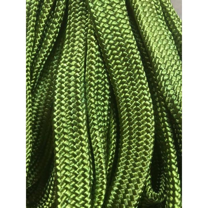 Dây dù xanh bền chắc dùng cột hàng hóa và võng, chiều dài gần 5.5m