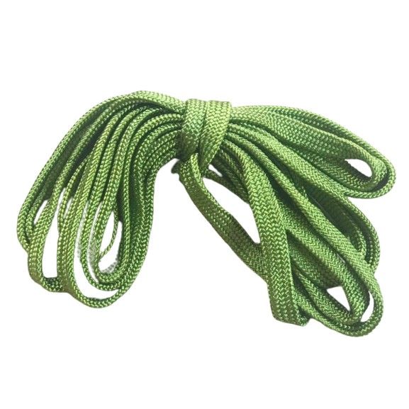 Dây dù xanh bền chắc dùng cột hàng hóa và võng, chiều dài gần 5.5m