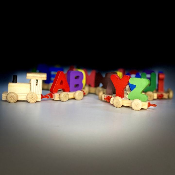 Đồ chơi gỗ đoàn tàu xe lửa chở 26 chữ cái tiếng Anh cho bé