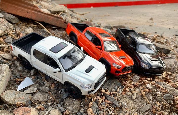 Mô hình xe Toyota Tacoma TRD Pro 2023 Màu Trắng 1:27 Maisto