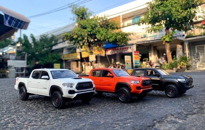 Mô hình xe Toyota Tacoma TRD Pro 2023 Màu Cam 1:27 Maisto